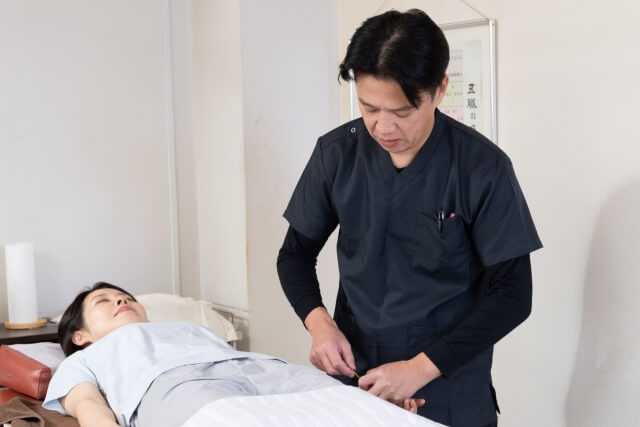統括院長による鍼灸施術