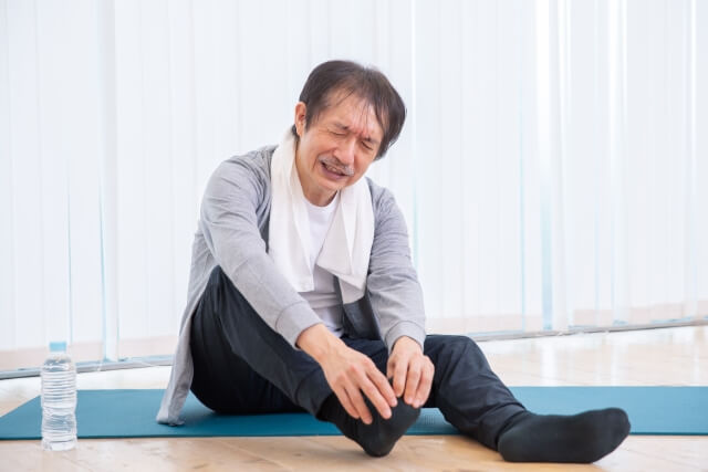 脚が痛い男性