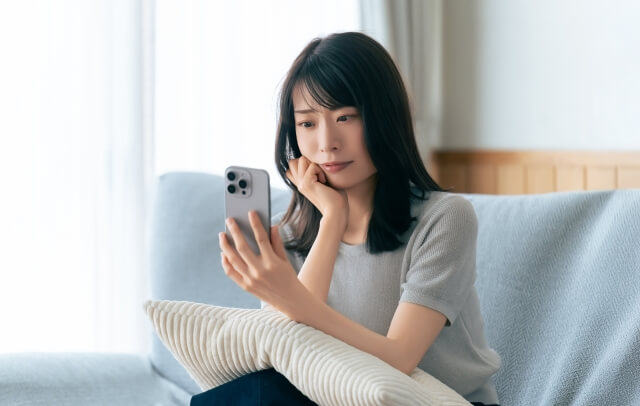 悩む女性