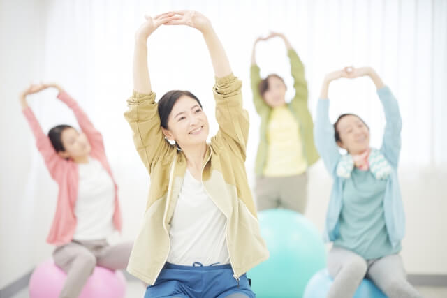笑顔でストレッチをする女性達